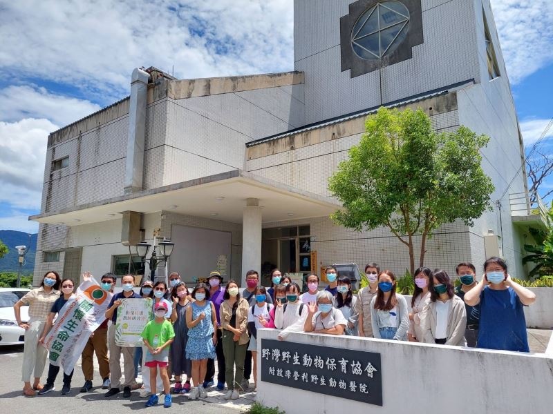 台東縣池上鄉新興村，參加研習的夥伴與野灣的同仁合照留念。