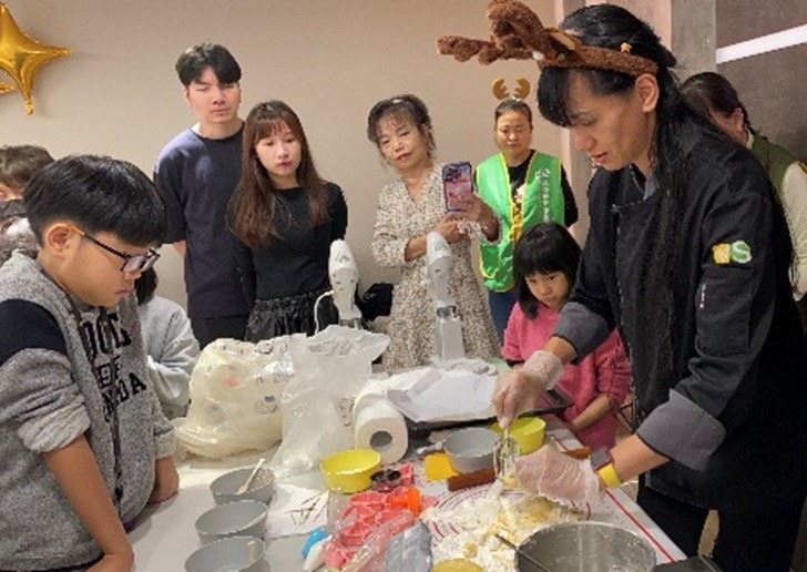 于晴（右一），透過烘培實作，幫助社區需要者習得一技之長(芥菜種會提供) (芥菜種會提供)