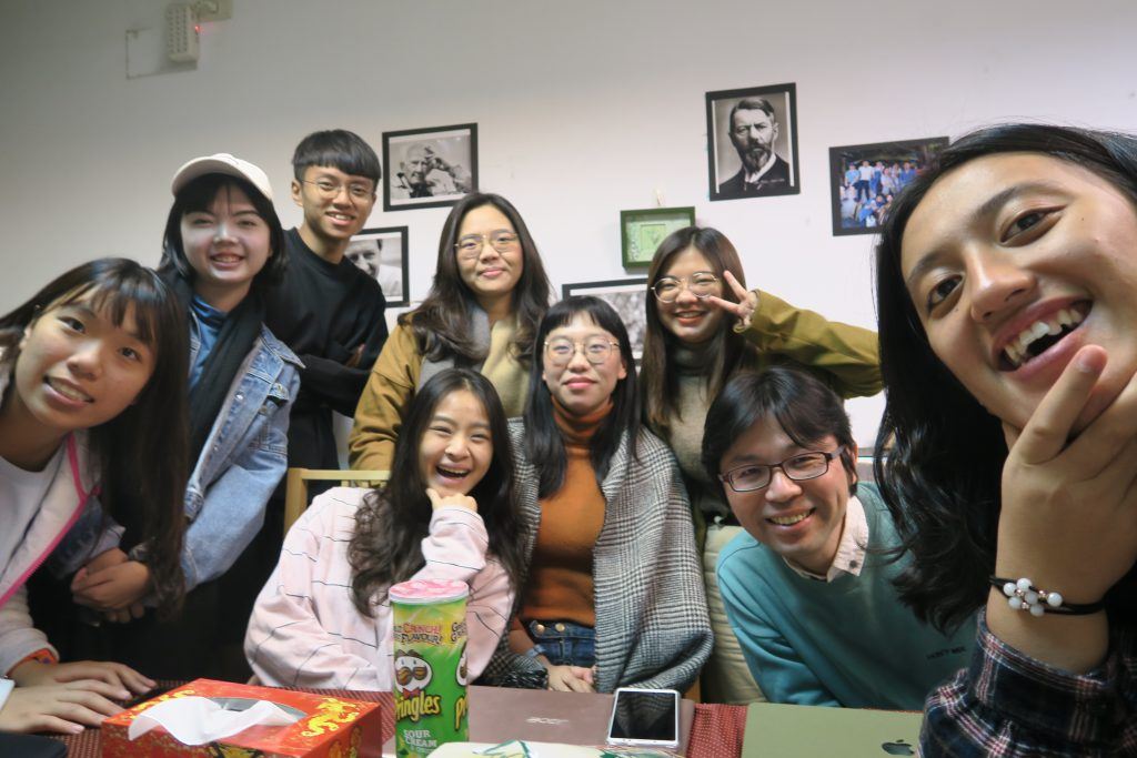 台灣師範大學社會教育學系系主任徐敏雄（右二）的研究室，是以促成友善師生共學關係的設計，來吸引學生進來（照片來源：徐敏雄）