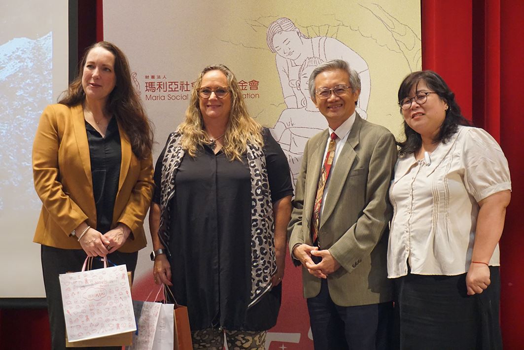 瑪利亞基金會鄭若瑟董事長(左2)及陳怡君執行長(左1)特別致贈本會伴手禮感謝兩位博士受邀來台分享，為台灣智能障礙服務發展工作提供許多值得努力的方向。
