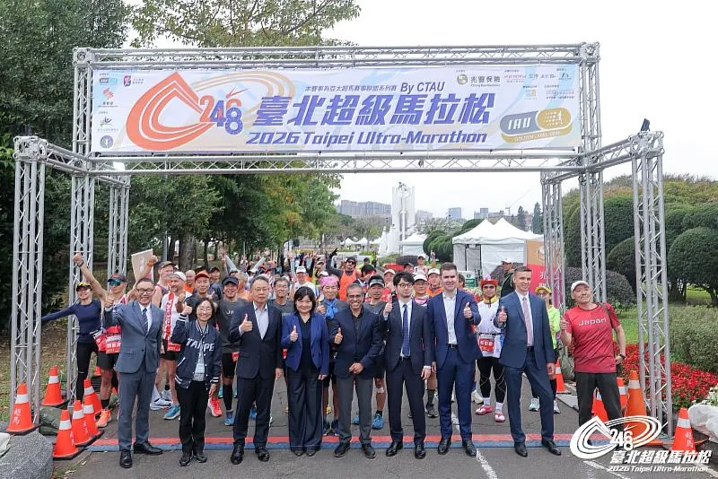 國際超馬總會主席Nadeem Khan親自來台，與臺北市政府體育局、運動部、外交部NGO國際事務會胡韻芳參事(第一排左4)及多國駐台單位貴賓共同為賽事鳴槍開跑，見證這場以運動實踐國民外交的賽事。