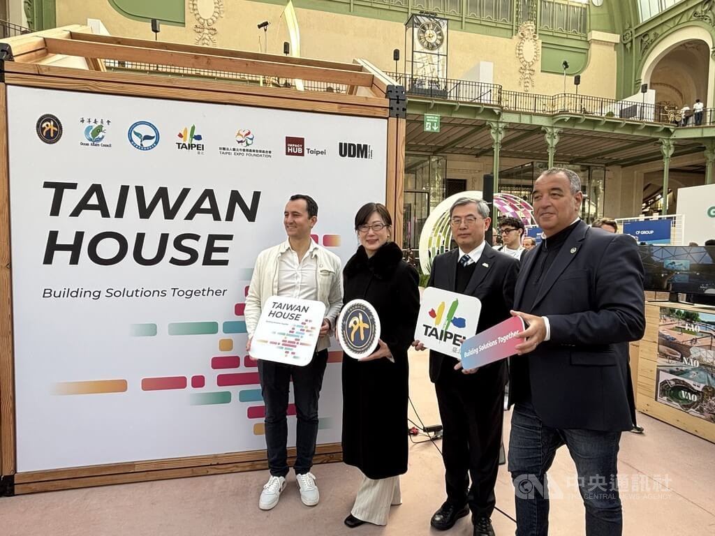 ChangeNOW永續解方峰會在法國巴黎登場，駐法國代表郝培芝（左2）、台北市副市長李泰興（右2）、大會執行長李法佛（左1）、法國國民議會議員博多黑（右1）為台灣館剪綵。