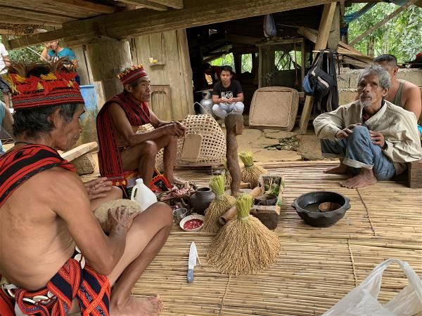 菲律賓用梯田復育解決經濟、社會發展的問題。伊富高（Ifugao）人的稻米收穫儀式，由三位傳統祭司（mumbaki）主持。（楊曉珞攝）