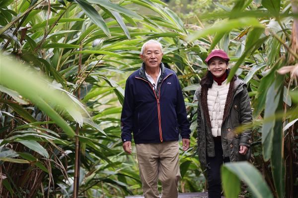 Qiu Xinfa (left) and Tomi Yang (right) are telling the story of shell ginger in the indigenous community of Naro in Hsinchu’s Jianshi Township, opening a pathway to the future for young people in the area.