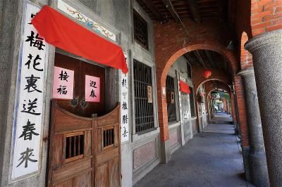 Toucheng Old Street preserves numerous red-brick houses and arcaded walkways, along with the site of 13 former Qing-Dynasty commercial buildings (of which only two remain). The area is rich in Southern Min architectural character.