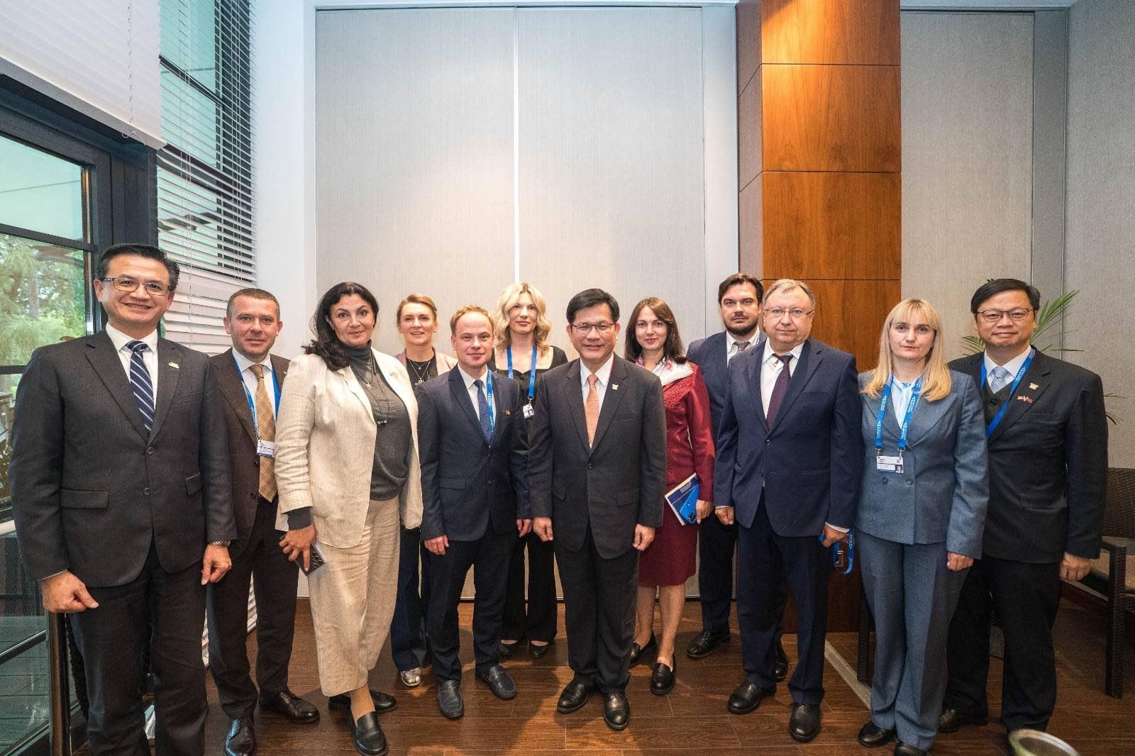 外交部長林佳龍（中）與烏克蘭國會跨黨派友我議員於華沙安全論壇場邊會晤。