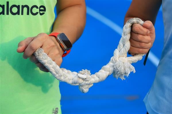 陪跑繩對視障跑者與陪跑員來說是重要的溝通管道。