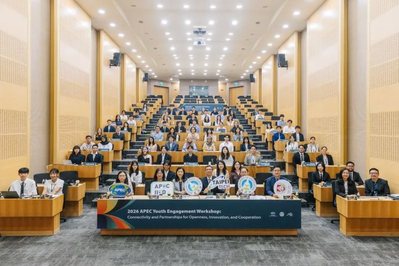 Joyce Yu-jiuan Lee (fifth left), director general of the MOE’s Department of International and Cross-Strait Education, presides over the 2026 APEC Youth Engagement Workshop: Connectivity and Partnerships for Openness, Innovation, and Cooperation July 1 in Taipei City. (Courtesy of MOE)