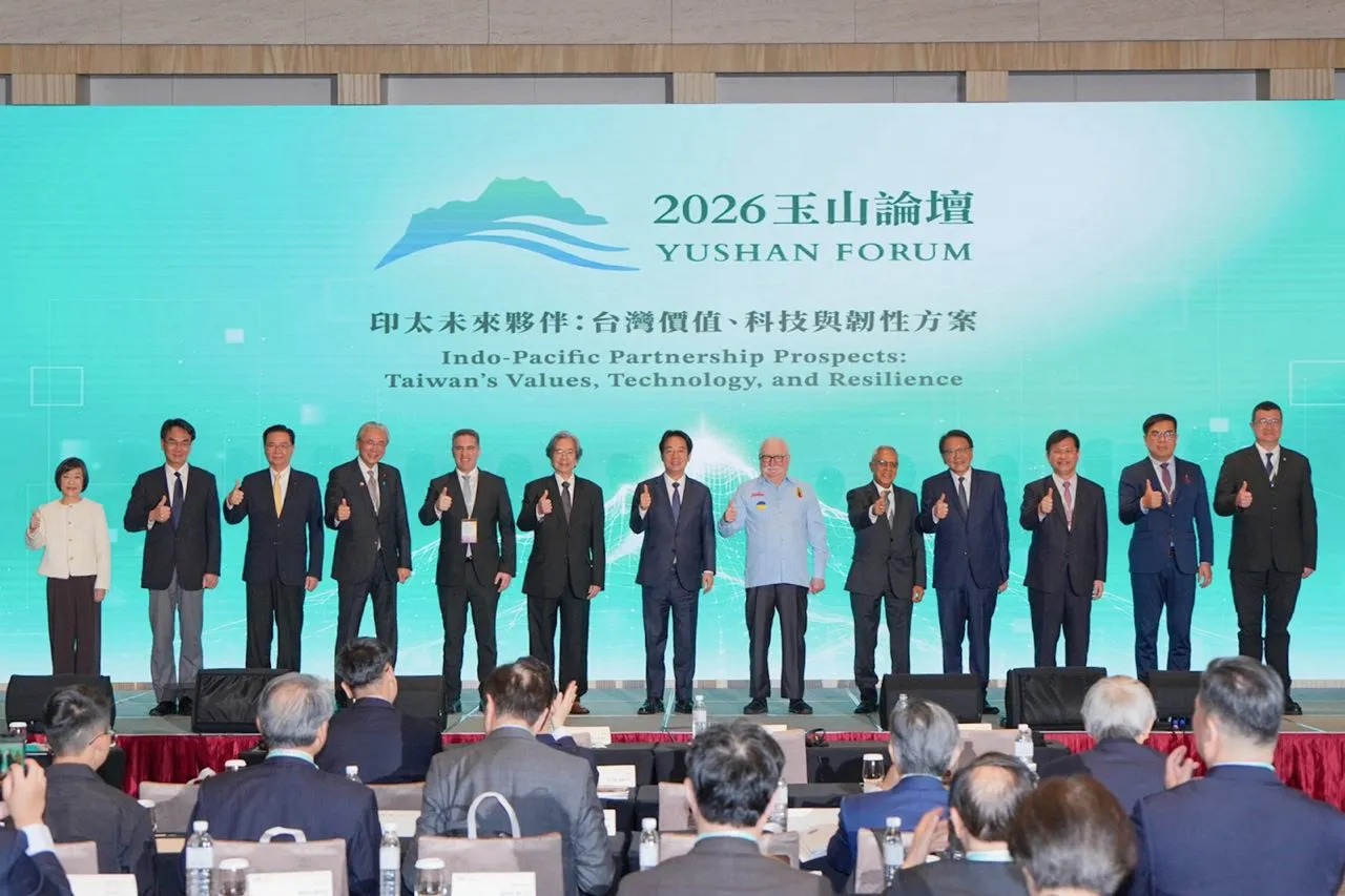 賴清德總統出席開幕式與外賓合影。