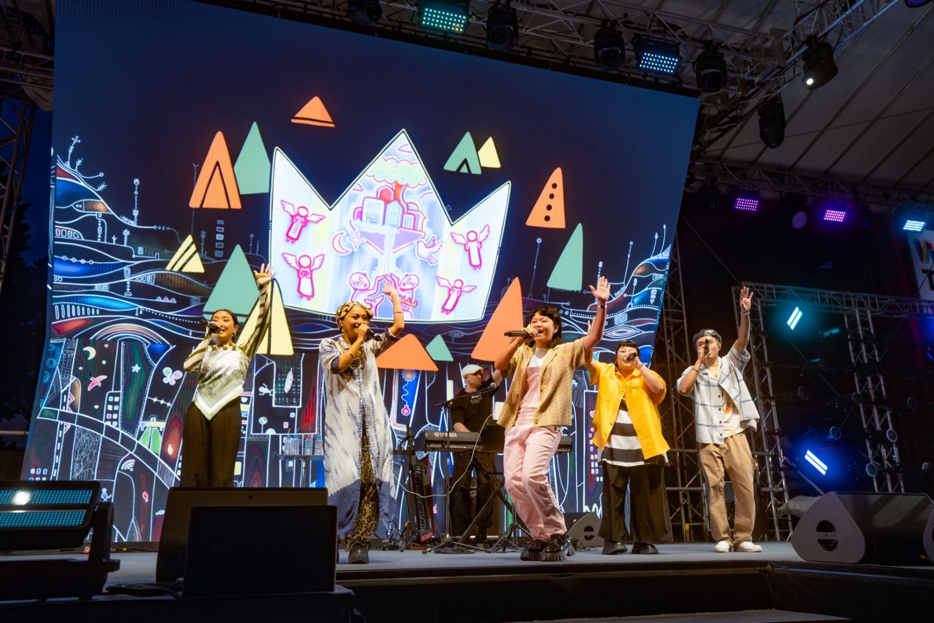 阿爆和那屋瓦在巴黎台灣文化館開幕之夜演出，也體驗在地食衣住行的文化。