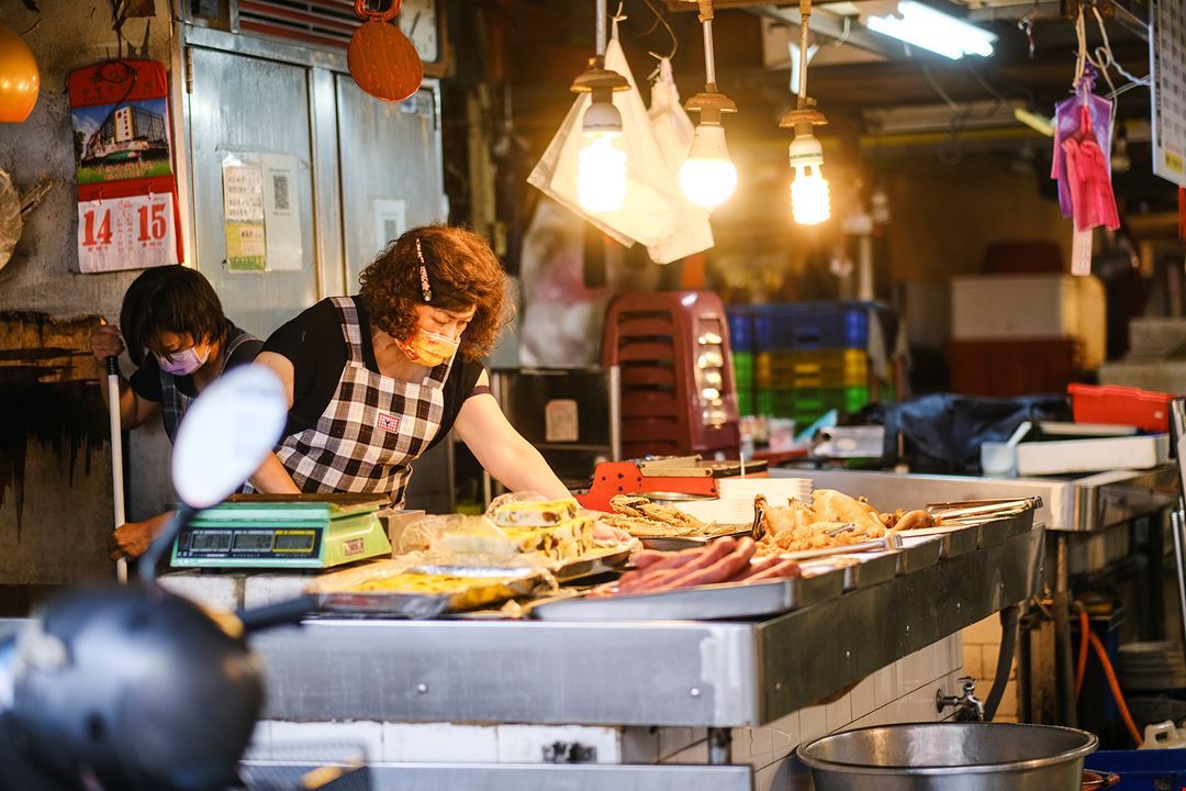 市場裡人們閒話家常、小販叫賣、切剁時鮮等聲響，交織出常民生活的剪影。