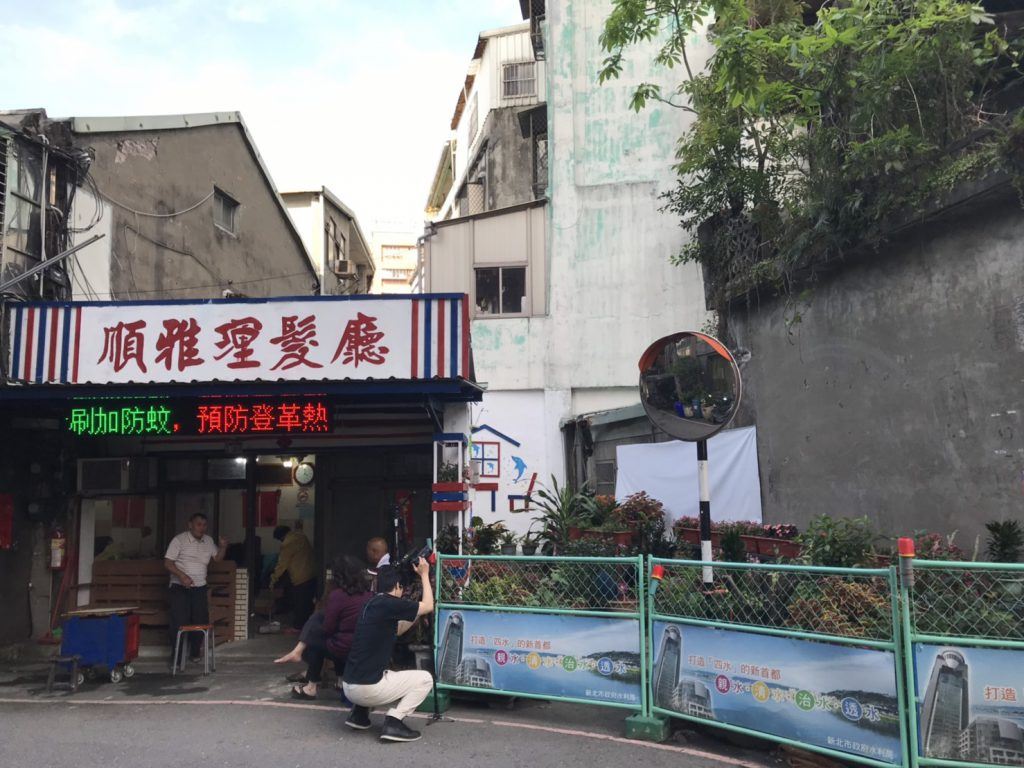 理髮廳等小店面模式對某些人而言就是一個社區的幸福空間（照片來源：社區力點線面）