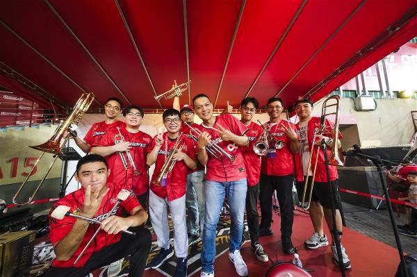 Yü Chin-chin (center) has brought together professional musicians from all over Taiwan in team support bands. They use music to boost the enthusiasm of fans at the ballpark in cheering on their teams.