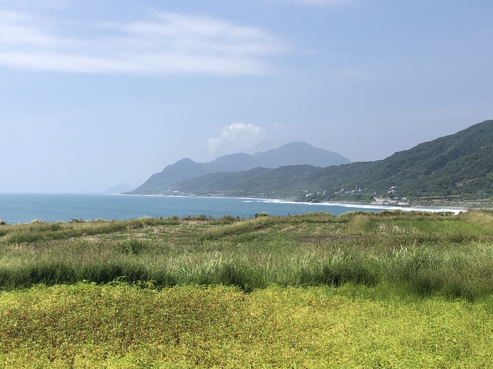 海岸山脈步道將沿著台11線與海偕行，探訪沿途村落社區。圖為豐濱鄉沿海。攝影：廖靜蕙