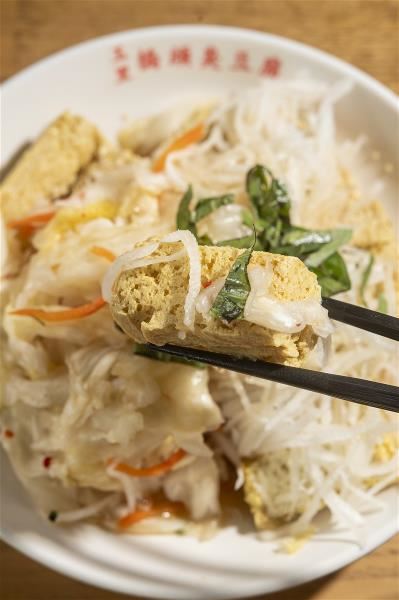 外酥內嫩的炸臭豆腐,配上清脆泡菜、爽口蘿蔔絲,淋上特製醬汁,還有畫龍點睛的九層塔,一整口完整搭配,才是玉里橋頭臭豆腐特調的美味。