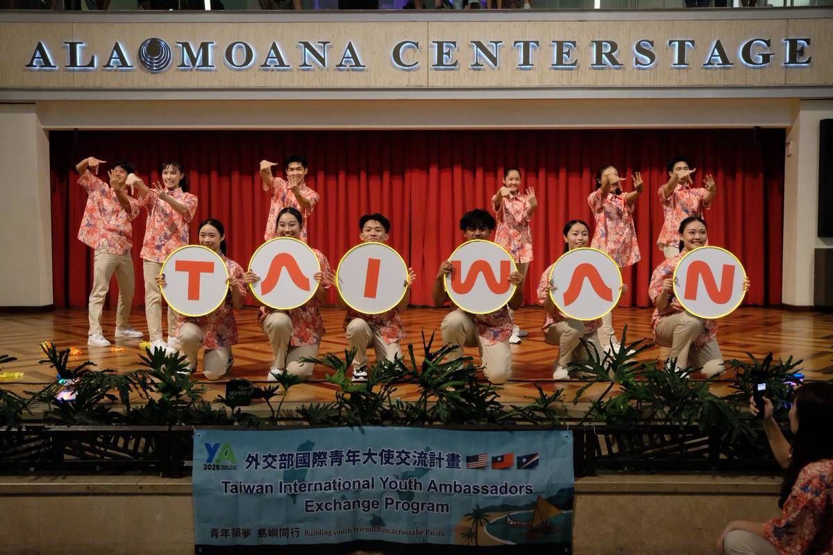 青年大使於檀香山 Ala Moana 購物中心舉辦「台灣文化之夜」,現場互動熱