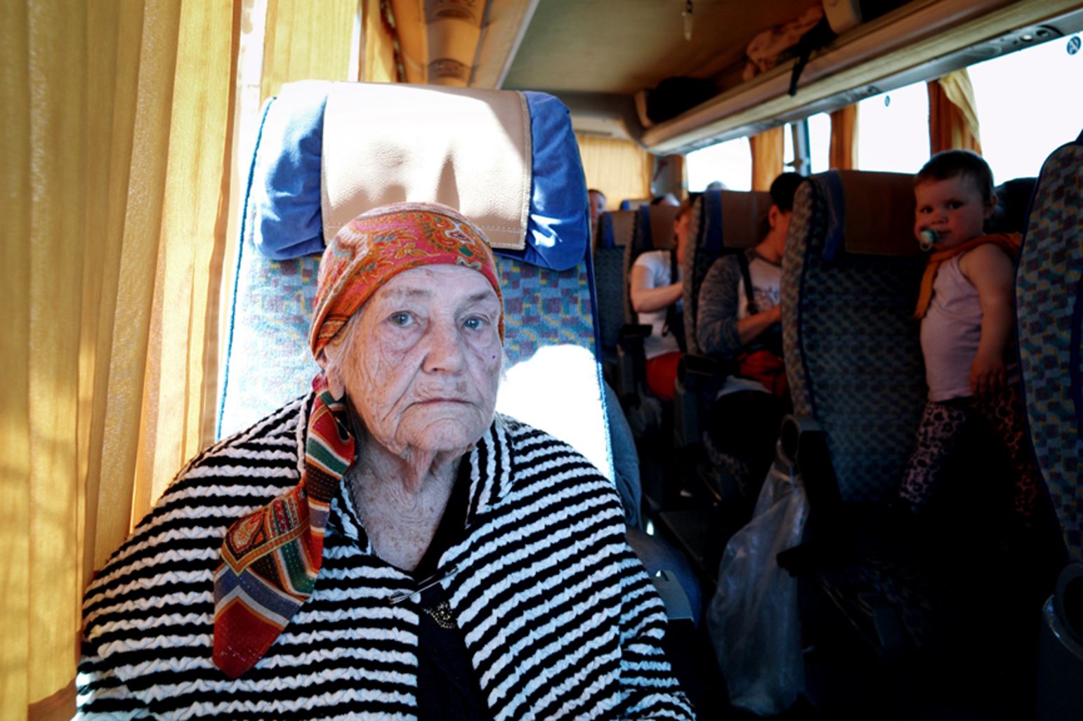 攝於羅馬尼亞與烏克蘭邊境，九十五歲的奶奶剛搭上巴士準備前往羅馬尼亞首都布加列斯特。圖片：張雍