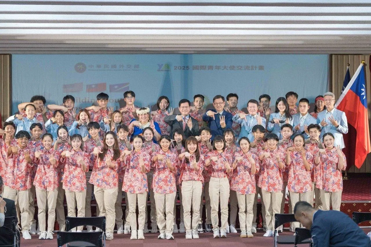 2025年國際青年大使全體合影。第三排（由左五至右四）分別為馬紹爾群島駐台大使卡蒂爾（H.E. Amb. Anjanette Kattil）、外交部長林佳龍、外交部非政府組織國際事務會執行長江振瑋、副執行長兼團長康嘉棋。