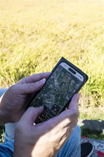 FarmiSpace平台可在手機或電腦上操作，透過AI將衛星光譜資訊轉化為農民耕作所需的實用數據。
