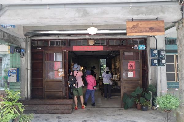 位在貢寮老街的「狸和禾小穀倉」，是友善農業與生態的展演空間，歡迎旅人入內聽聽水梯田復育的故事。