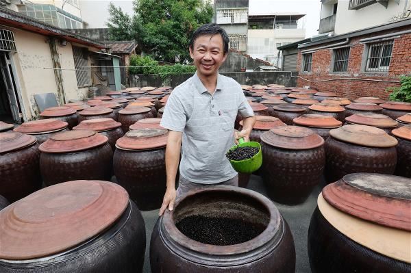源發號醬油廠,生產以在地黑豆釀造的醬油。