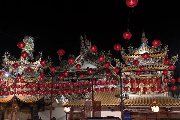 超過300年的國定古蹟北港朝天宮,香火鼎盛;入夜後仍舊人聲鼎沸,建築在燈光下更加氣宇軒昂。
