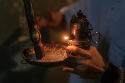 金礦坑裡使用磺火燈來照明，亦可判斷氧氣是否不足，又被稱作「救命燈」。