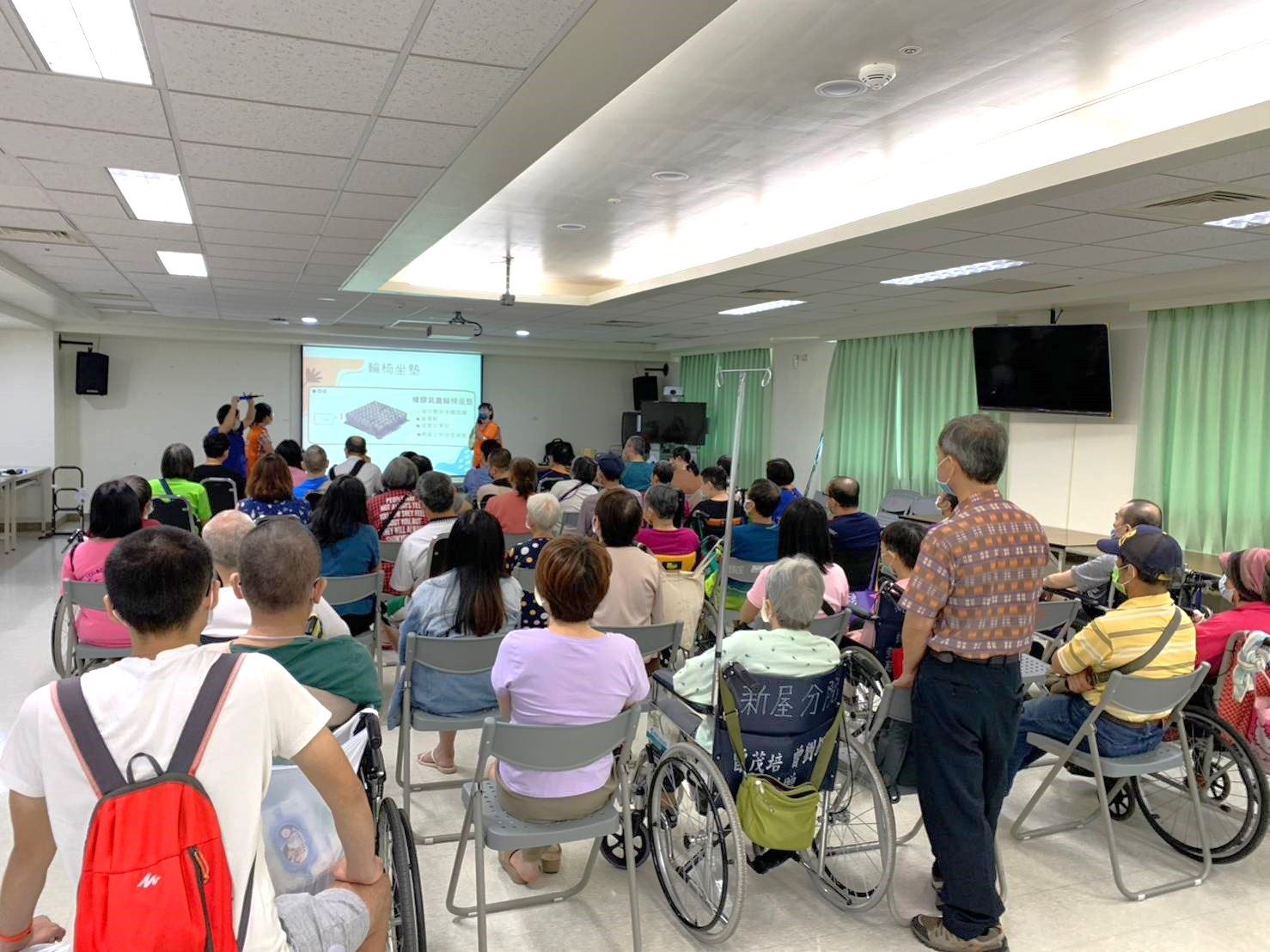 透過體驗、試用、諮詢等服務, 提升病友們對輔具的認識,做好出院前的準備,也減輕照顧者的負擔。