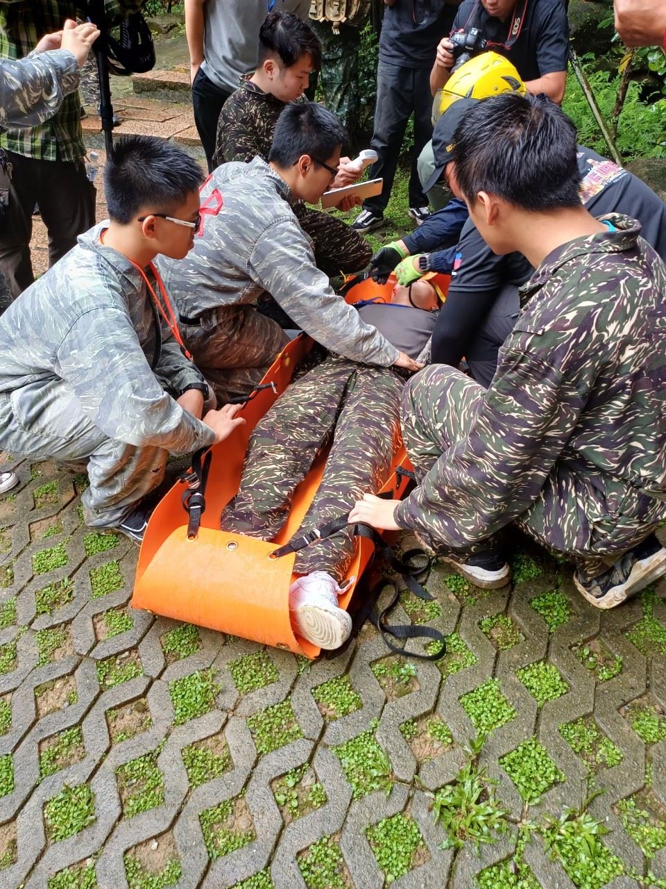 演練過程中，學子模擬戰場攻防下出現傷員，並進行緊急處置