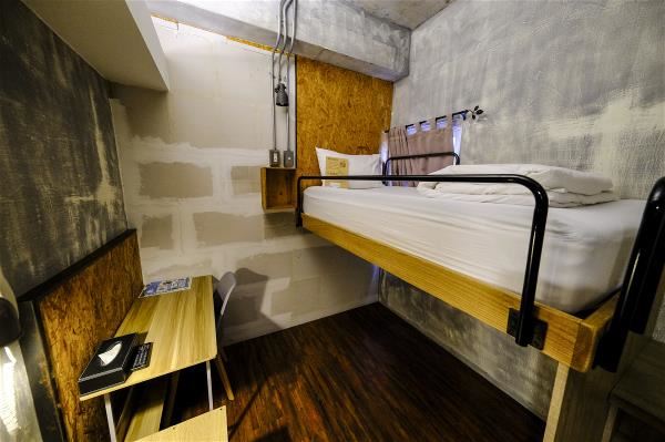 除常見的上下舖，花蓮洄瀾窩青年旅舍也提供騎單車的住客，與床「同居」的空間。