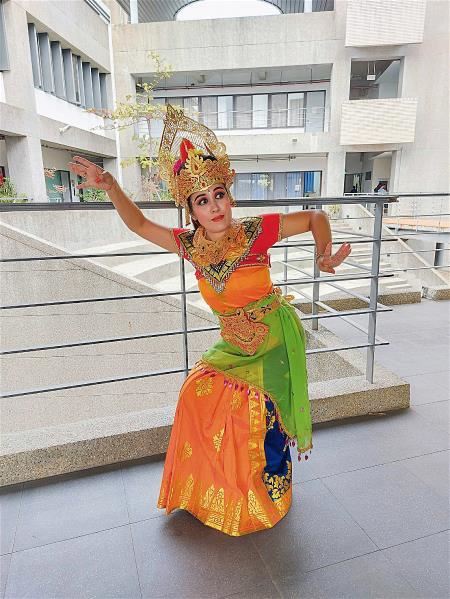 身為國際峇里島專業舞者的胡明月，除了在大學授課外，還開了舞蹈工作室，學生中有新住民和新二代。（胡明月提供）