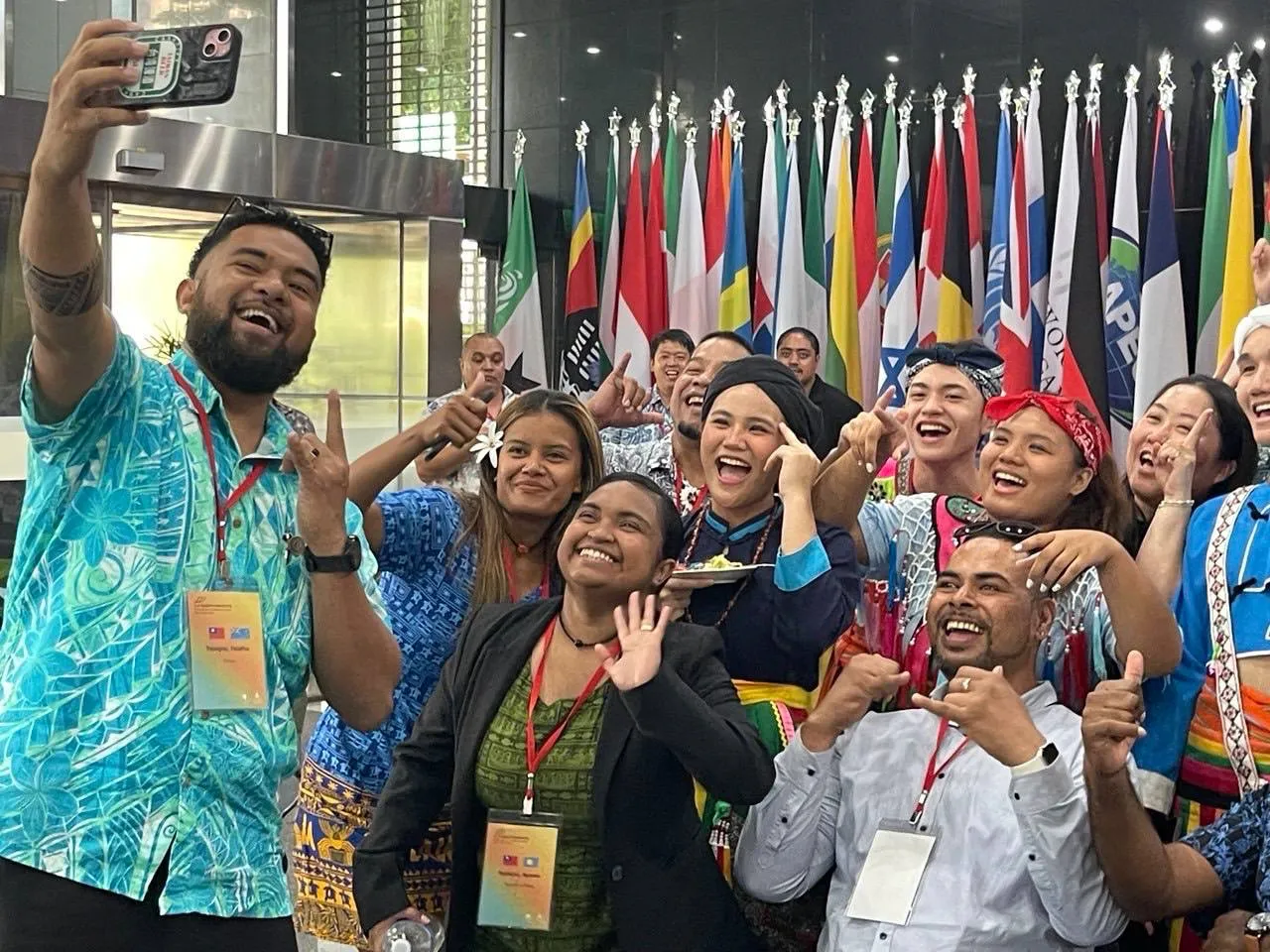 「人人都是外交官」：樹林高中原民專班同學與PILP學員開心合影。