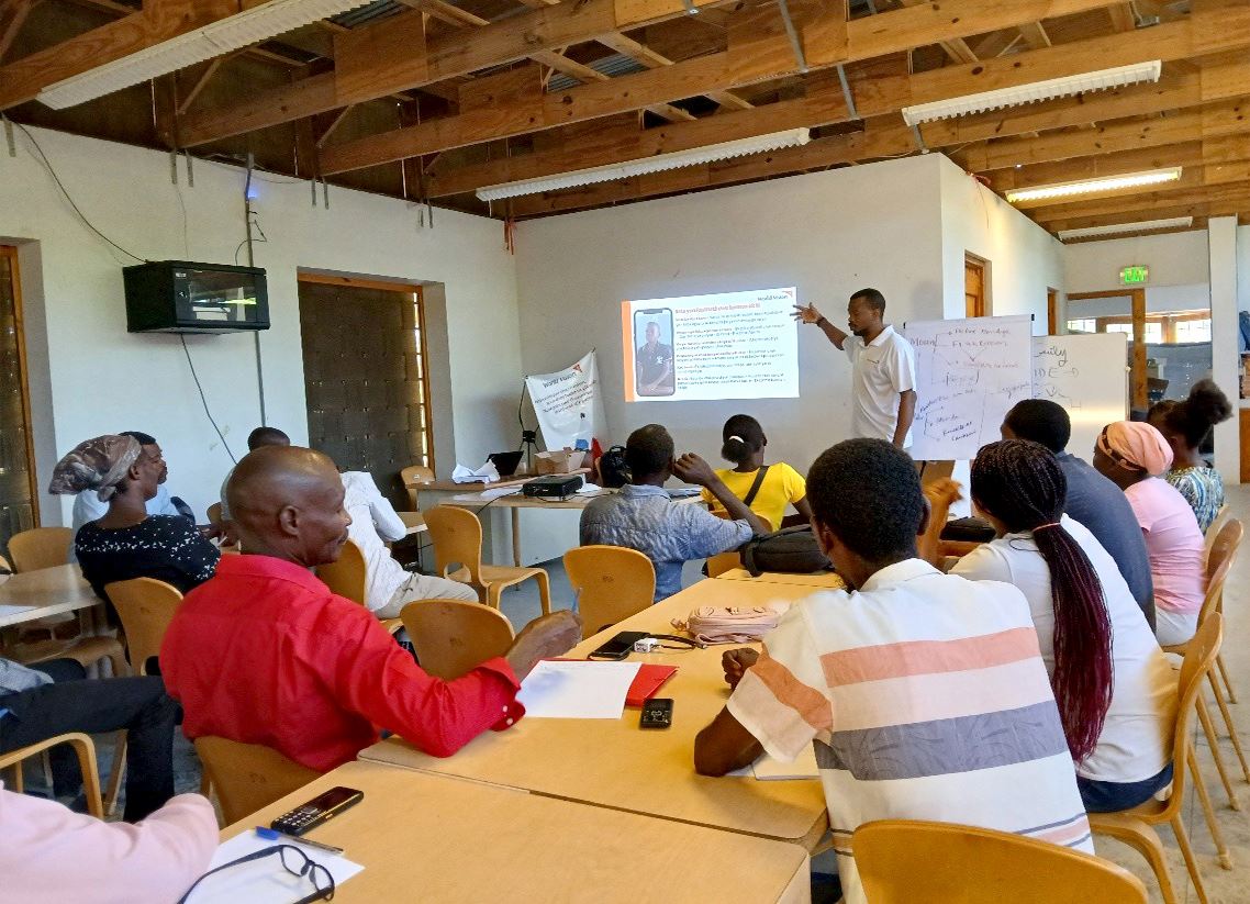 世界展望會號召60位來自地方政府代表、社區領袖等，與婦女們一同學習如何識別和通報性別暴力。