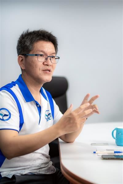 海洋保育署海洋生物保育組科長柯慶麟指出,部分野放海龜會安裝衛星追蹤,為海龜研究提供更全面的資料。