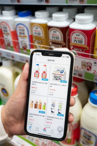 萊爾富透過線上App，讓消費者買咖啡、鮮奶等，可以分次、跨店提領。(林旻萱攝)