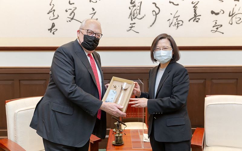 蔡英文總統昨（15）日下午接見美國智庫「傳統基金會」創辦人佛訥（Edwin J. Feulner, Jr.）博士