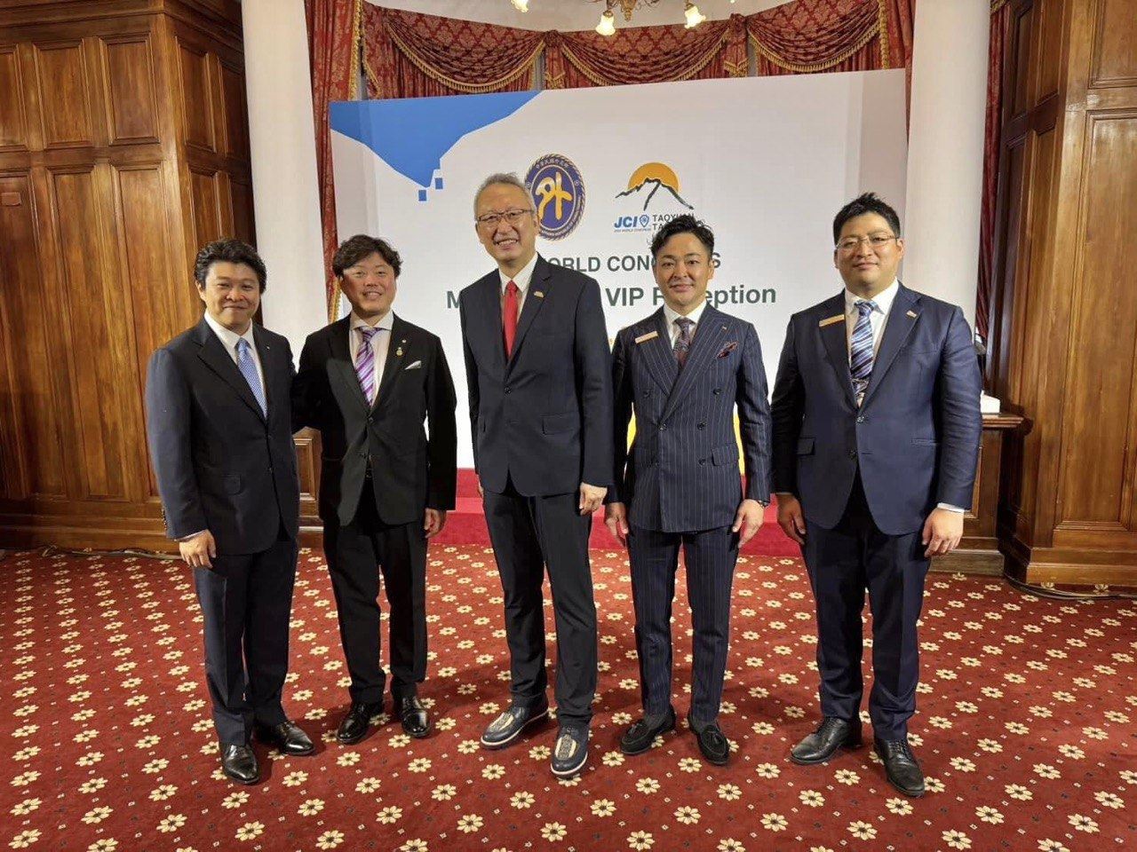 外交部政務次長吳志中與各國青商會代表交流互動。