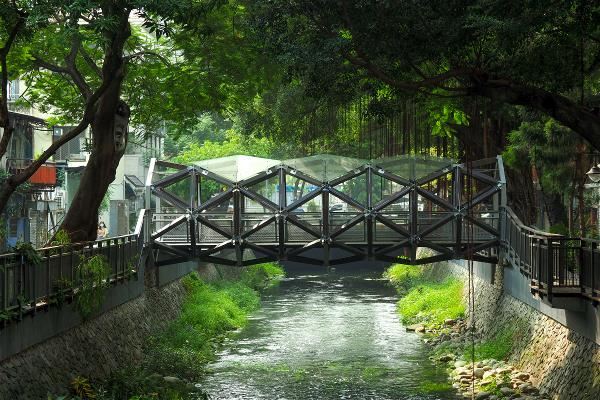 位在綠川上的一座木構橋，串起了城市生活多元的可能性。