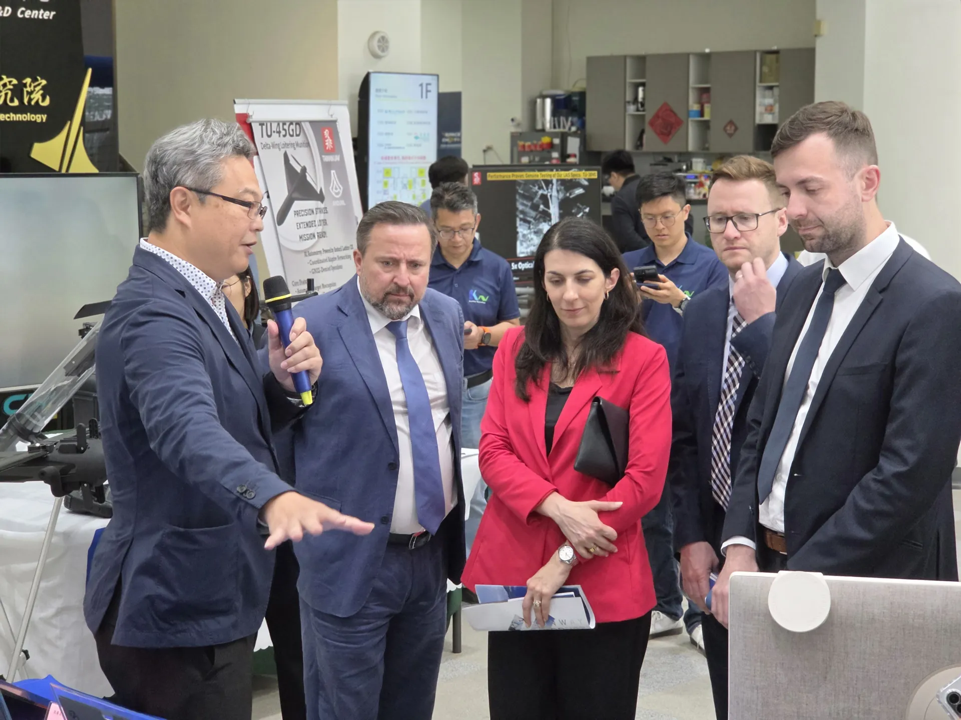 訪團與廠商交流