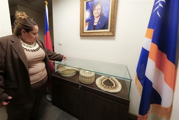 馬紹爾大使館中陳列著代表馬紹爾的工藝品、第十任總統Hilda Heine的相片。