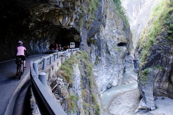 Taroko Gorge, carved by flowing waters into land pushed upward by tectonic forces, offers scenery of sheer white marble rock walls that is rare anywhere in the world.