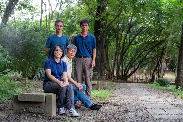 特生中心的研究員約60位，負責本土生物的調研與生態教育工作。前排左起：張麗慧、鄭錫奇；後排左起：黃朝卿、李權裕。