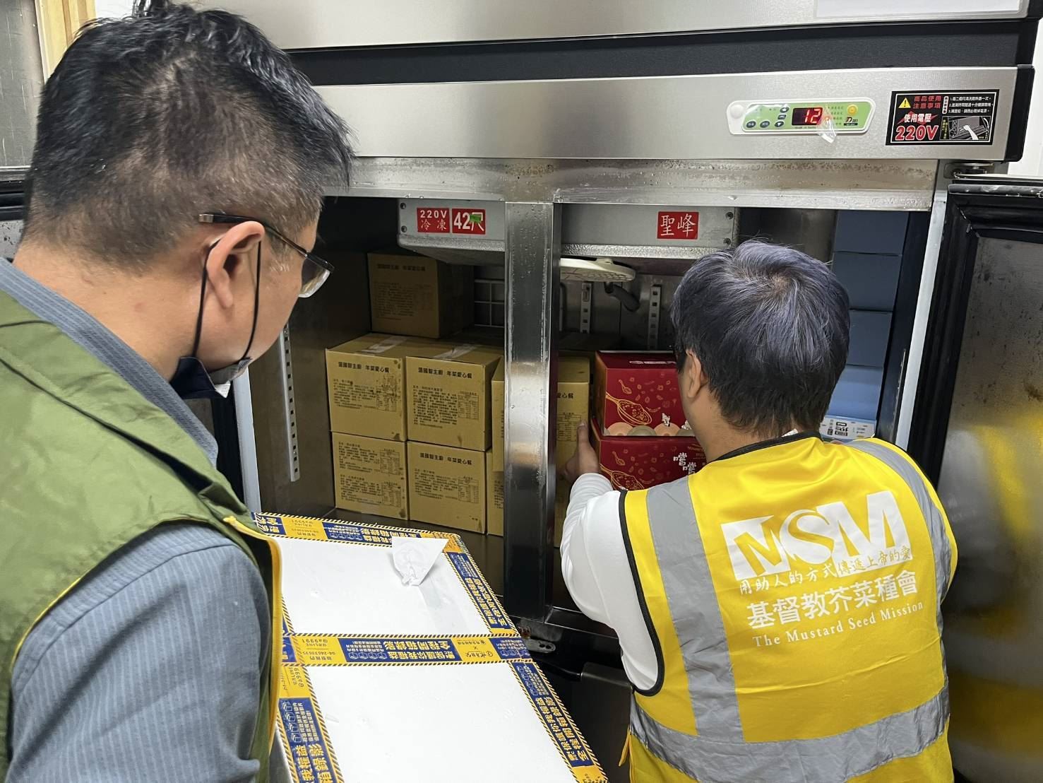 芥菜種會盤點將運送給災民的圍爐年菜，傳遞新年溫暖祝福。（芥菜種會提供）