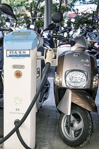 Taoyuan’s subsidy program, along with an increasing number of charging and battery-swapping stations, has led to the purchase of around 76,000 electric scooters. (Photo by Pang Chia-shan)