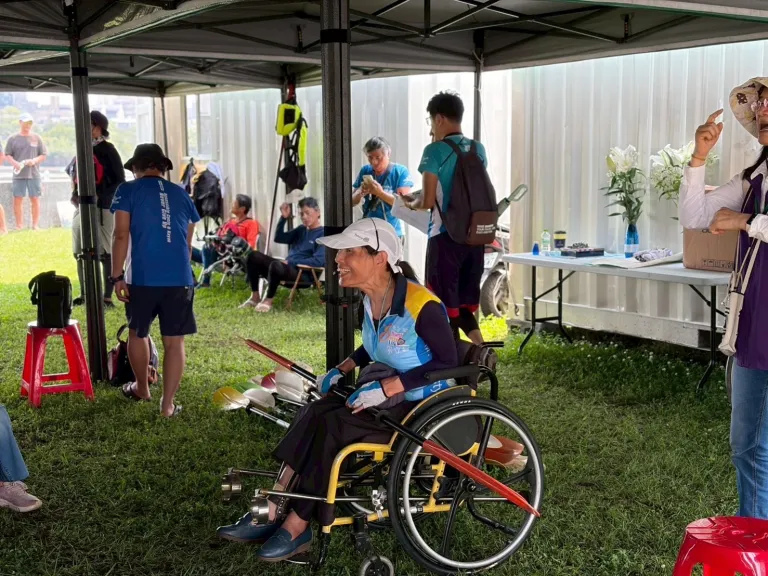 宋立蓉於活動現場親自指導成員划槳技巧，並不時給予鼓勵，帶領學員突破身體限制、勇敢挑戰自我。攝影/蘇欣怡