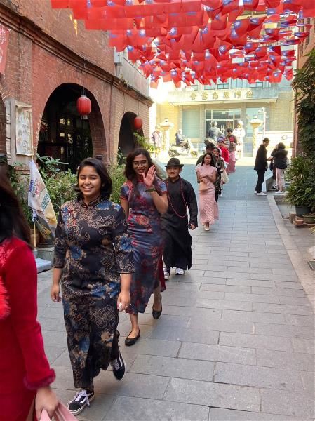 金門大學讓菁英專班學生體驗穿旗袍等活動。（金門大學提供）