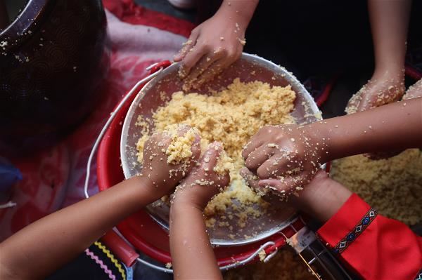 布農族釀小米酒，是為了祭天、感恩，濾出的小米酒糟做為「酒糟拋灑祭」之用。