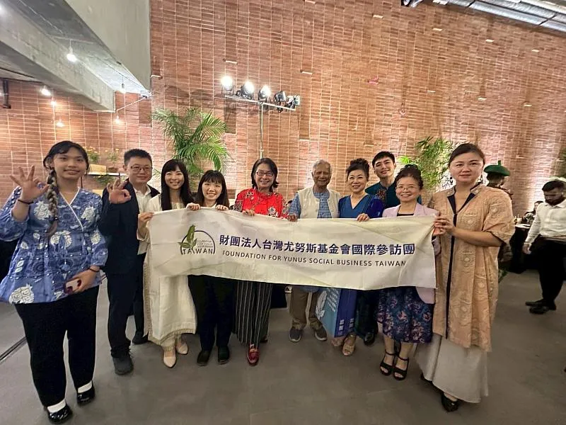 台灣代表團於歡迎晚宴與2006年諾貝爾和平獎得主穆罕默德・尤努斯教授（中）合影。