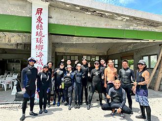 The OCA organizes courses around the country to train Coral Guardian volunteers. (Courtesy of OCA)