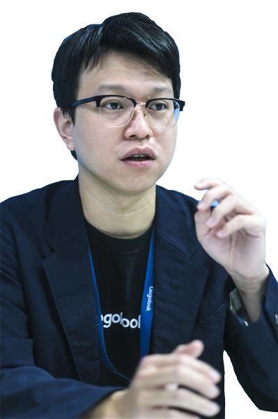經理蔡孟宏透露：「Gogolook目前近200位員工中，就有100人負責後端產品與資料庫的維運，這是任何公、私部門都不易做到的事。」（莊坤儒攝）